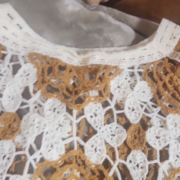 Crochet Floral Fringe Sawl Sweater - Picture 3 of 6